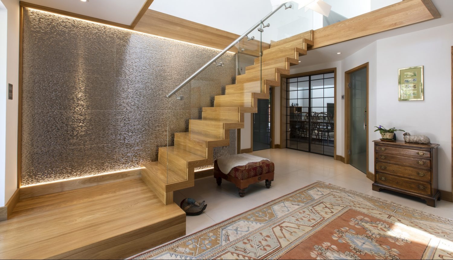 Schody dywanowe wolnostojące z szybami oraz poręczą ze stali nierdzewnej