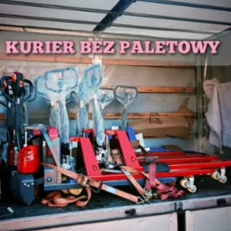 Wnętrze furgonetki z nowymi wózkami paletowymi, zabezpieczonymi pasami transportowymi, gotowymi do dostarczenia.