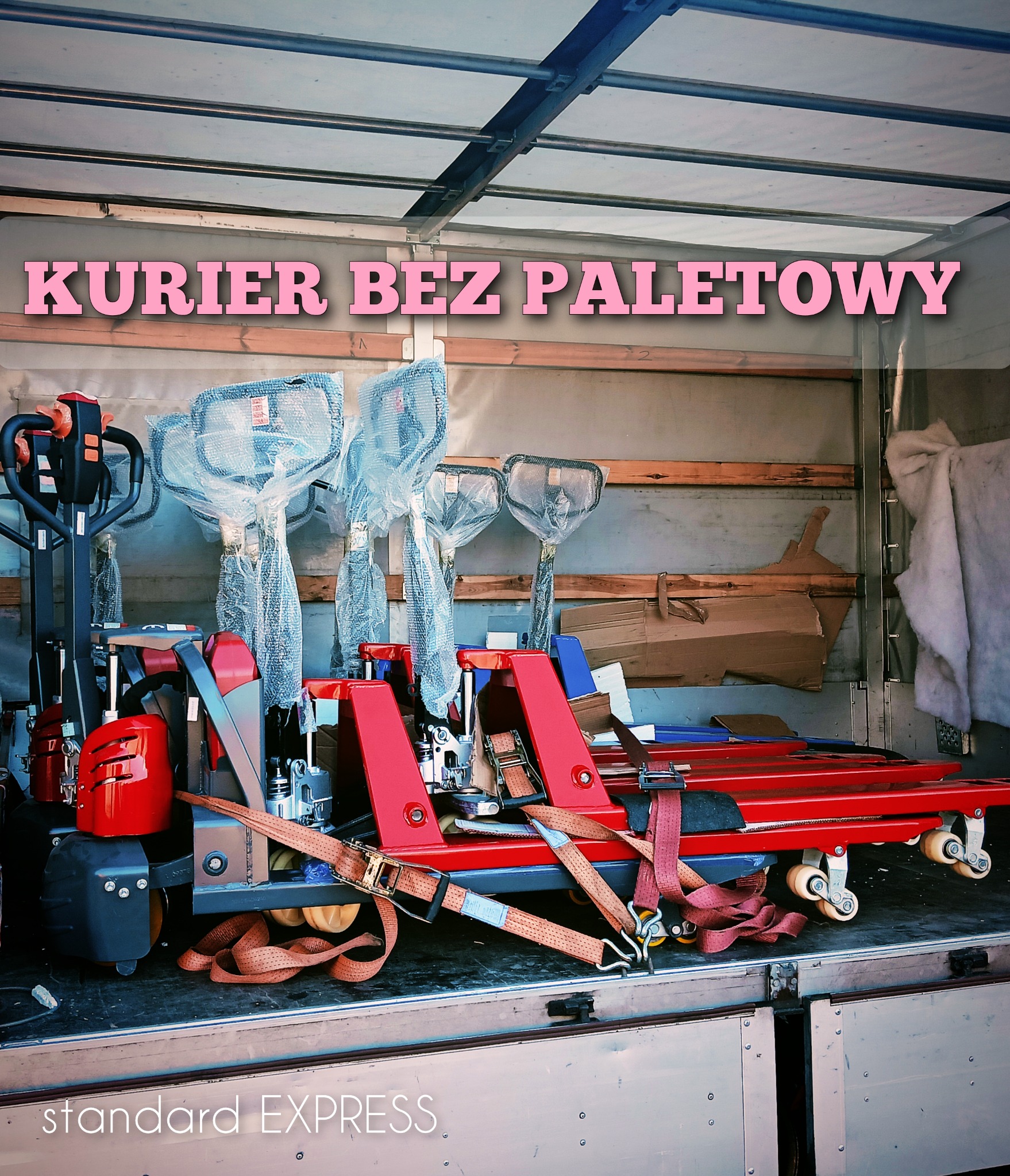 Wnętrze furgonetki z nowymi wózkami paletowymi, zabezpieczonymi pasami transportowymi, gotowymi do dostarczenia.