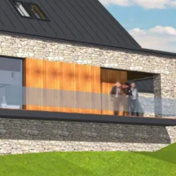 Wizualizacja domu z elewacją z kamienia i drewnianymi panelami, balkon z szklaną balustradą, dach dwuspadowy z oknami dachowymi, w tle pagórkowaty krajobraz.