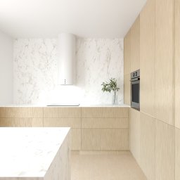 Dorota Matejuk - Minimalistyczna kuchnia z frontami szafek z jasnego drewna o wyraźnym usłojeniu, marmurowy backsplash, biały okrągły okap i wyspa z białego marmuru.