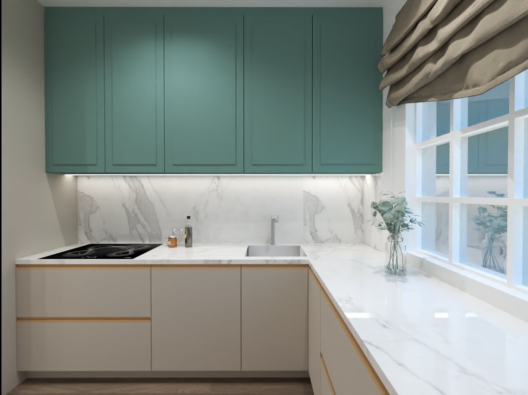 Nowoczesna kuchnia z turkusowymi szafkami, marmurowym blatem i backsplashiem, oraz roletą rzymską w oknie.