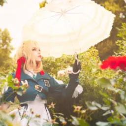 Kobieta w kostiumie Violet Evergarden z blond peruką i koronkowym parasolem, pozująca w ogrodzie różanym.