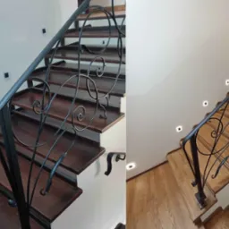 Dwie perspektywy schodów z drewnianymi stopniami i ozdobną, metalową balustradą w stylu retro, oświetlonych punktowymi lampami ściennymi.