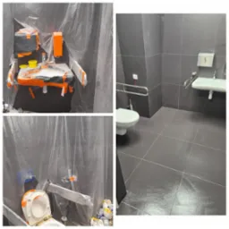 Toaleta publiczna: widok przed i po sprzątaniu. Po lewej zabezpieczone folią elementy, po prawej czysta, szara łazienka z umywalką i toaletą dla niepełnosprawnych.