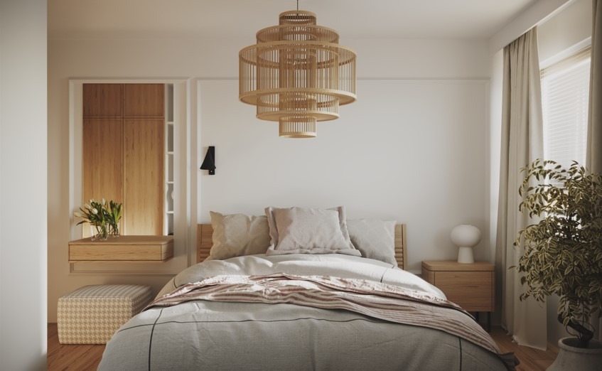 Jasna sypialnia z drewnianym łóżkiem, wiszącą lampą z rattanu, szafką nocną z lampką, rośliną w doniczce i wbudowaną szafą z tulipanami w wazonie.