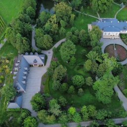 Krzyszkowice; generalne wykonawstwo kompleksu dworskiego wraz z basenami 