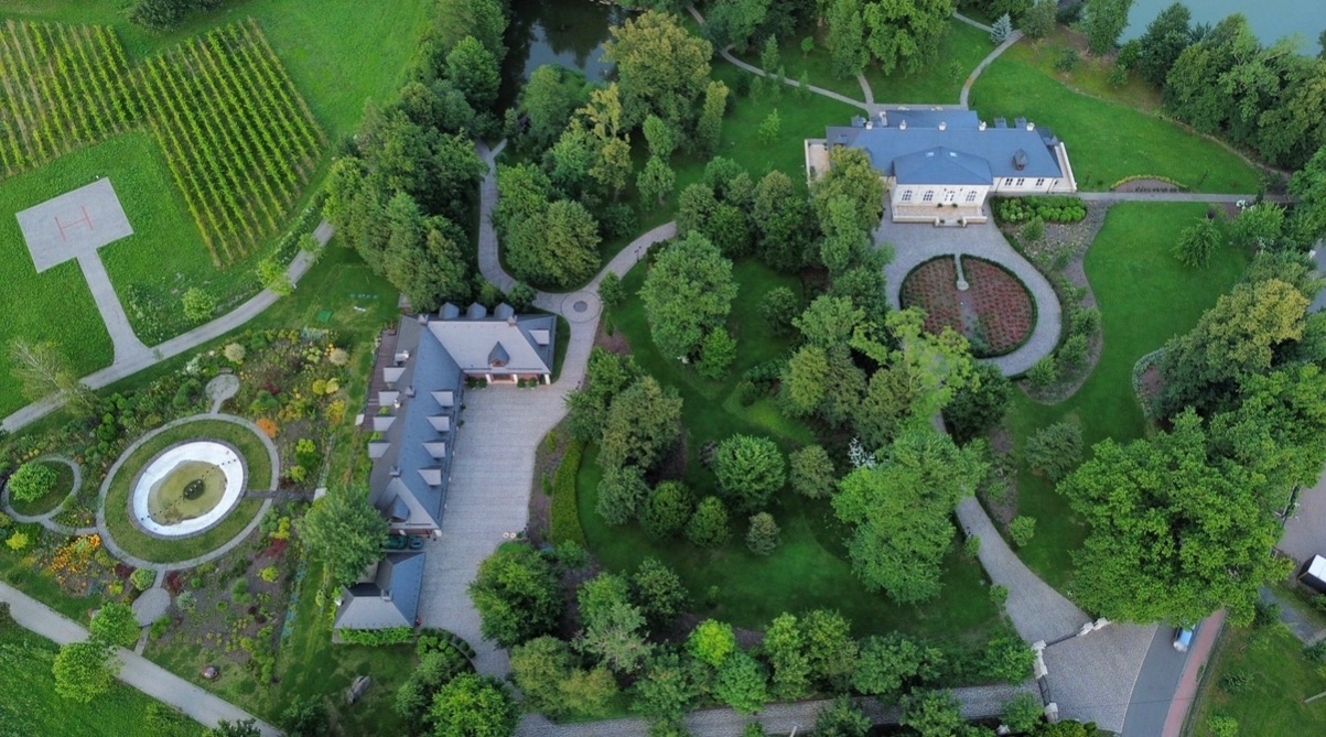 Krzyszkowice; generalne wykonawstwo kompleksu dworskiego wraz z basenami 'DWÓR W KRZYSZKOWICACH'