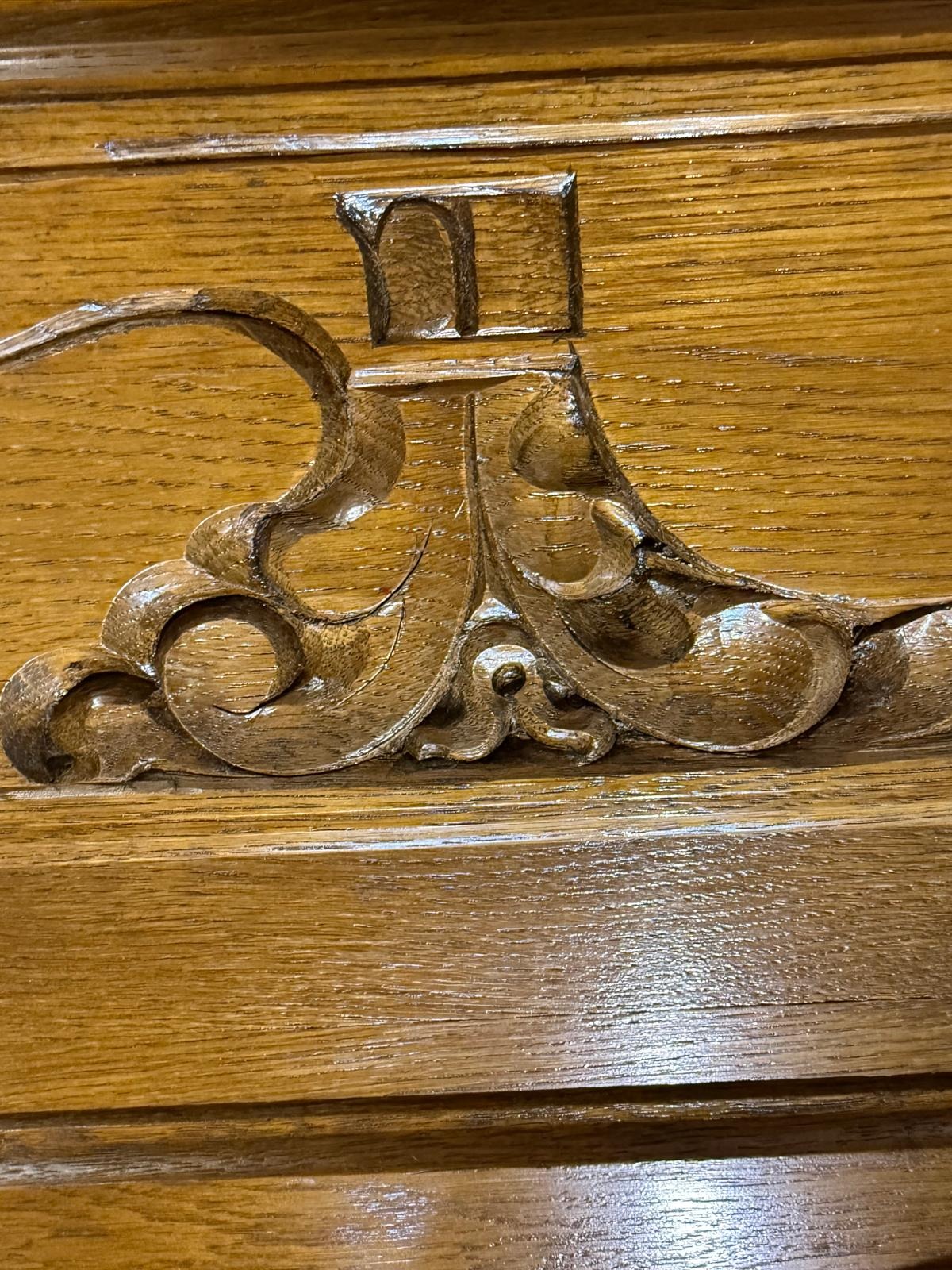 Detal z bliska: odrestaurowany drewniany element dekoracyjny z misternymi rzeźbieniami, ukazujący kunszt i precyzję pracy konserwatorskiej.