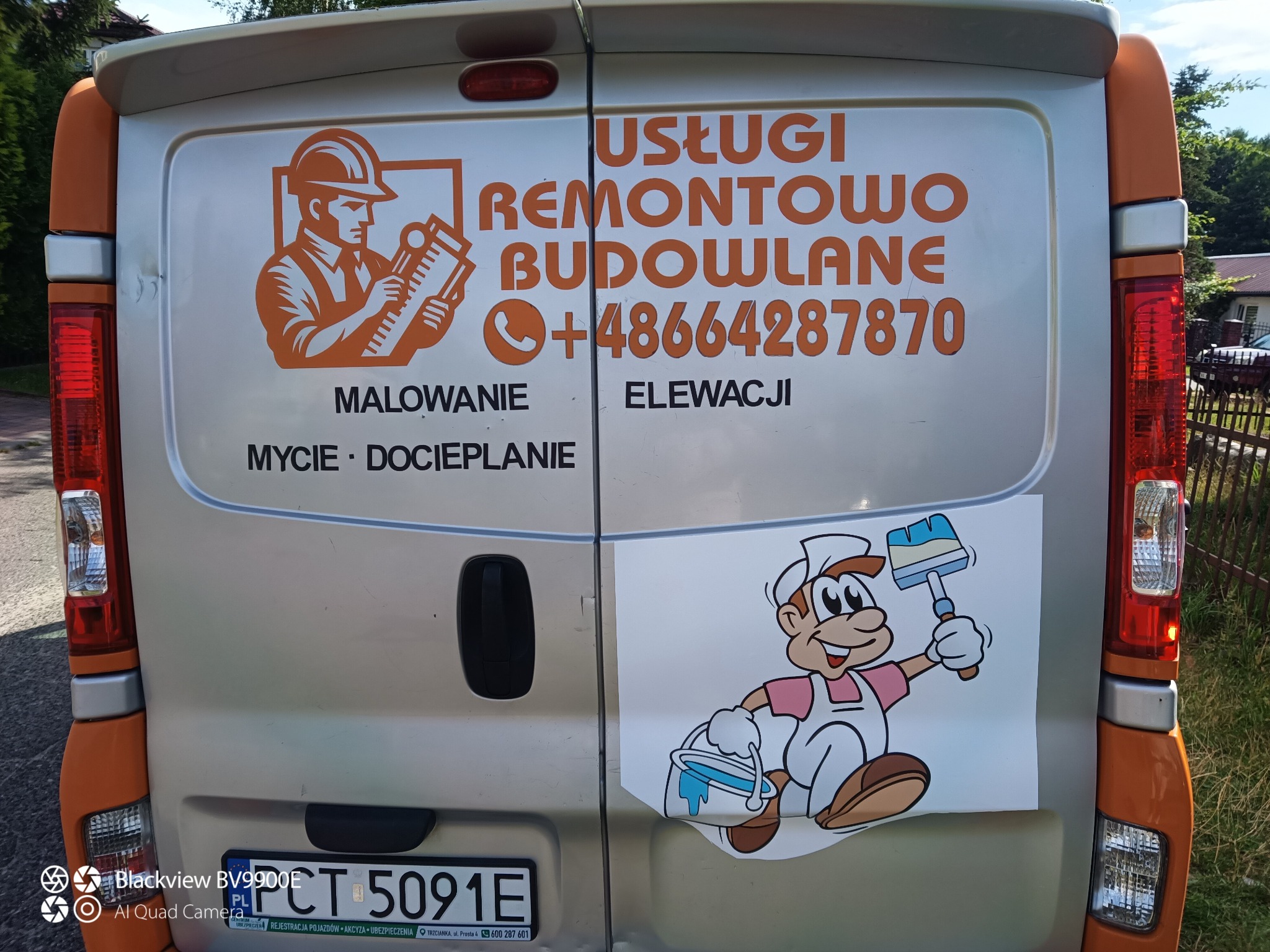 Usługi remontowo-budowlane z numerem telefonu na srebrnym samochodzie dostawczym. Grafika malarza z pędzlem i napisy: malowanie, elewacje, mycie i docieplanie.