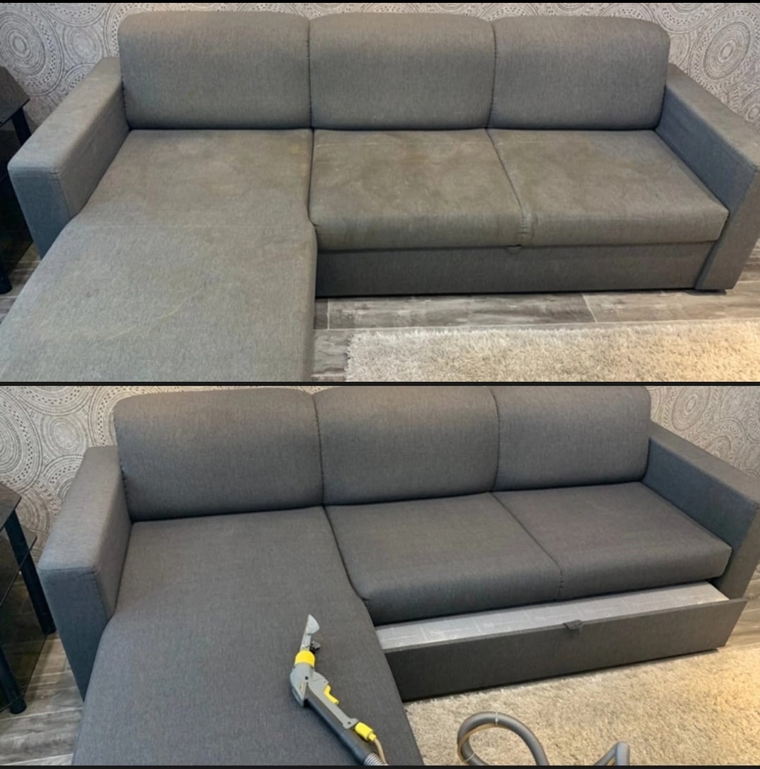 Szara kanapa narożna przed i po czyszczeniu, widoczne różnice w odcieniu i usunięte plamy, w dolnej części kadru dysza odkurzacza piorącego.