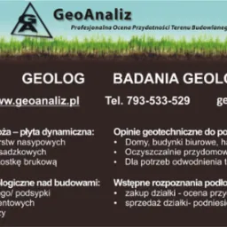 Żółta maszyna do badań geologicznych z wysokim masztem w tle trawy i ziemi, logo firmy GeoAnaliz u góry, informacje kontaktowe i zakres usług na ciemnym tle.