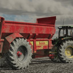 SiiD Studio 3D - Czerwony rozrzutnik obornika Teagle Titan 17 podłączony do zielonego traktora John Deere na polu w pochmurny dzień.