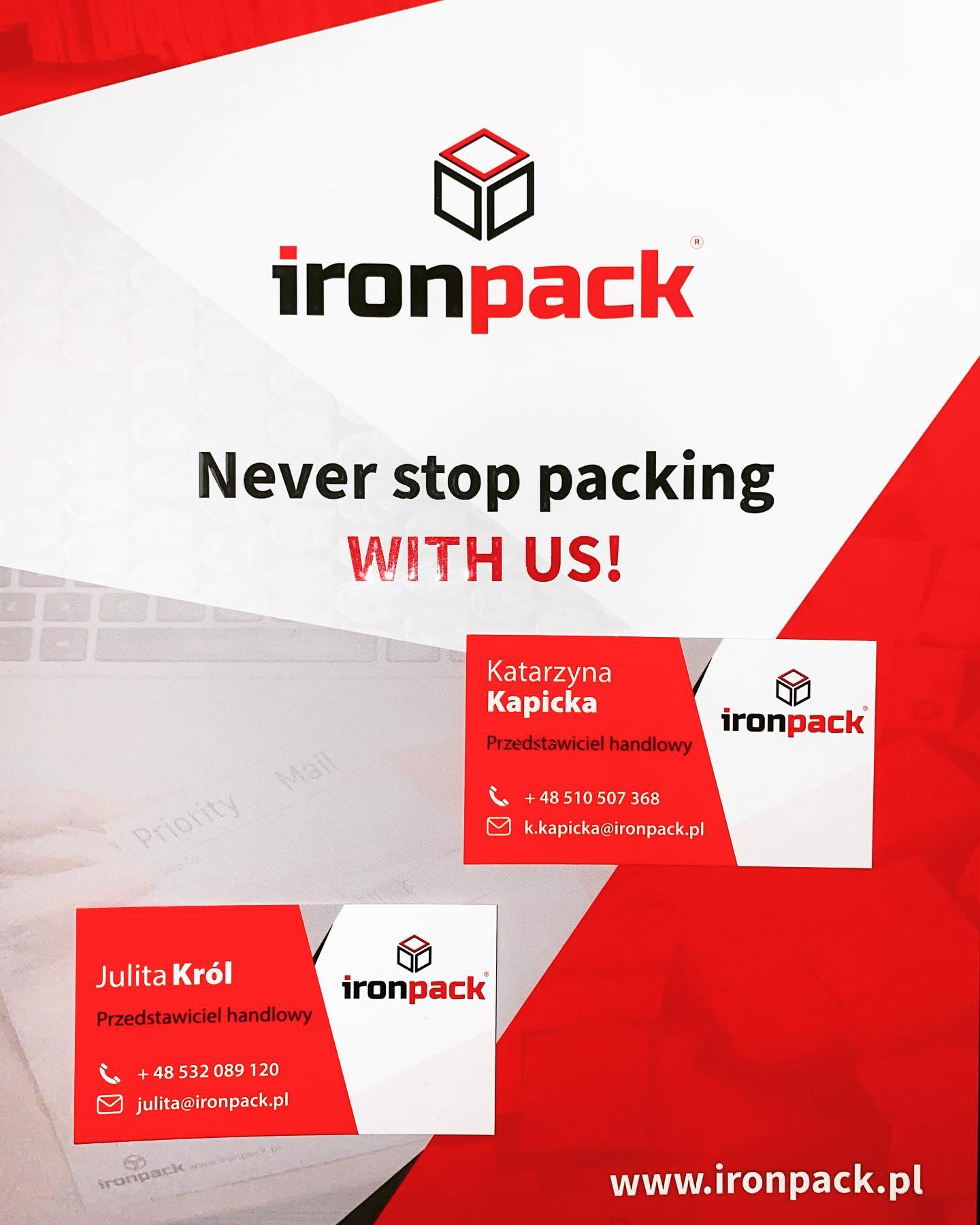 Wizytówki firmy Ironpack z danymi kontaktowymi przedstawicieli handlowych Katarzyny Kapickiej i Julity Król, na tle z hasłem reklamowym i adresem strony internetowej.
