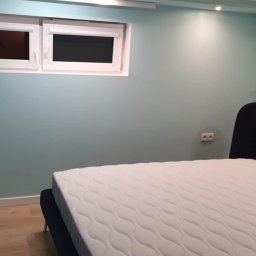 Realizacja panele listwy przypodłogowe, malowanie ściany sufit