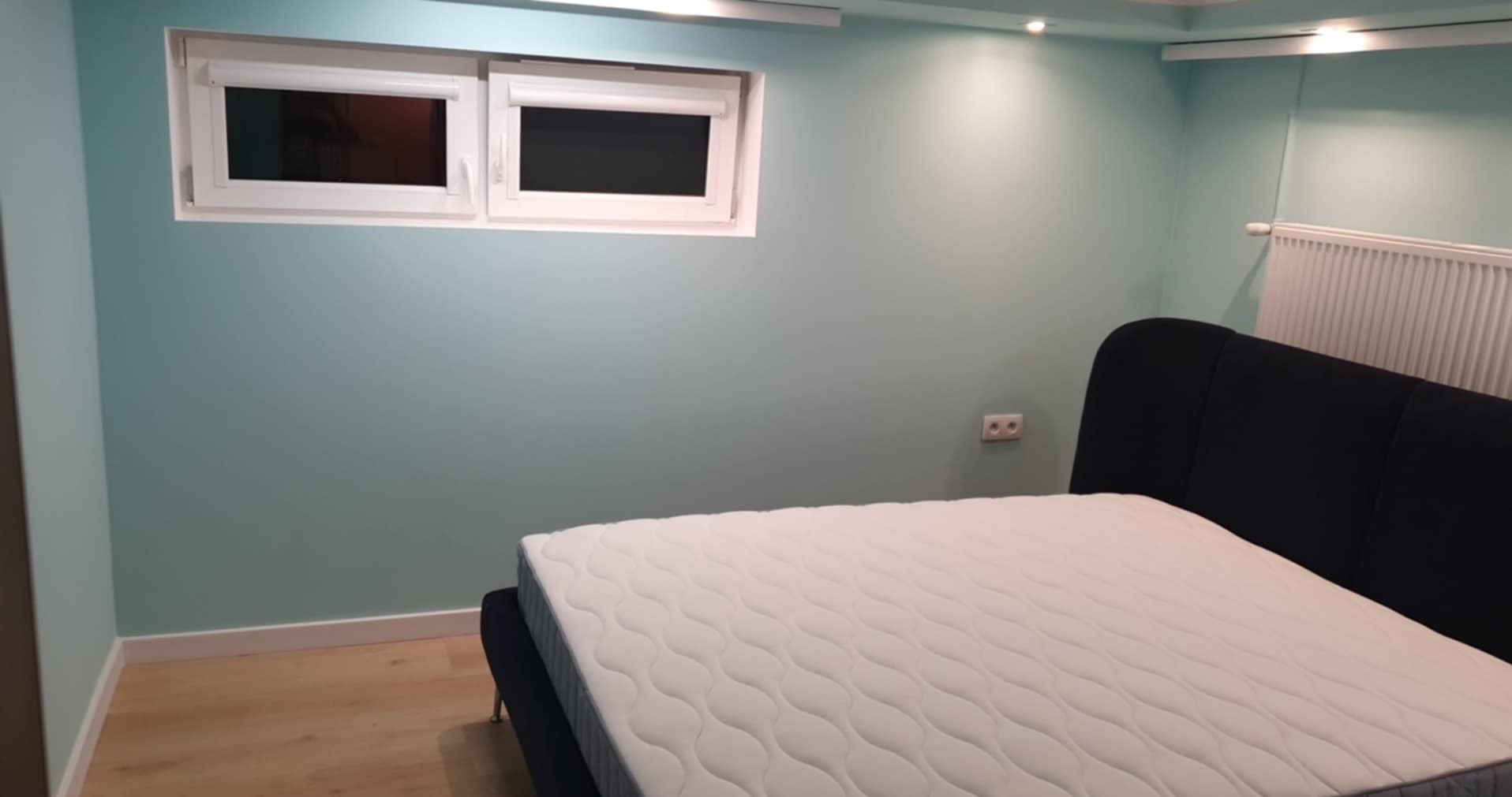 Realizacja panele listwy przypodłogowe, malowanie ściany sufit