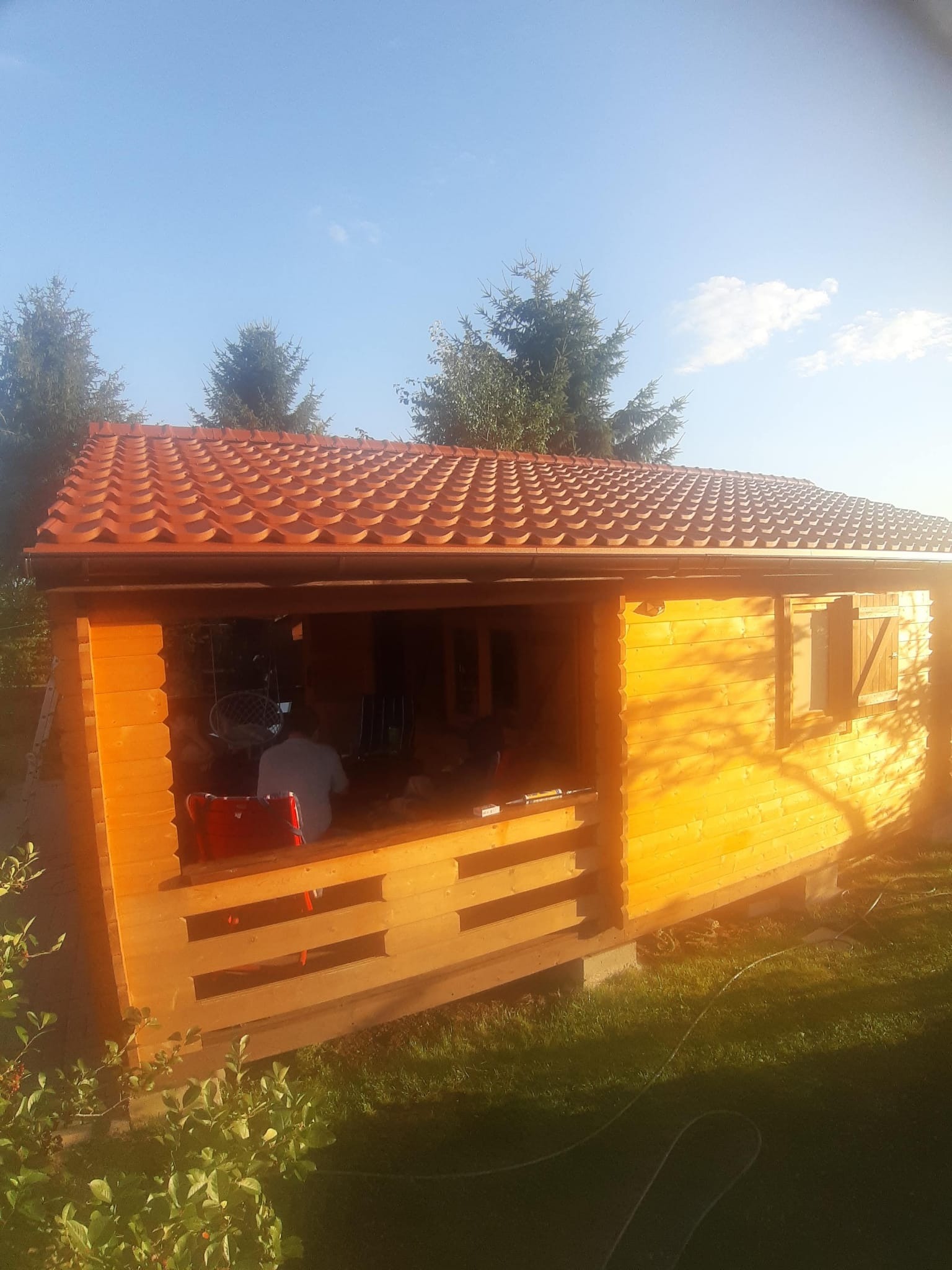 Montaż poszycia dachowego.