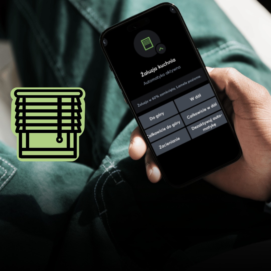 Aplikacja na smartfonie sterująca żaluzjami w kuchni, widoczna dłoń mężczyzny trzymająca telefon, obok graficzna ikona żaluzji.
