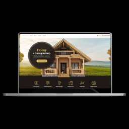 DIVAHOUSE MARCEL PRZYTULSKI - Laptop wyświetlający stronę internetową z wizualizacją drewnianego domu z bali na tle zielonego pola i błękitnego nieba. Napis 'Domy z duszą natury' na stronie.