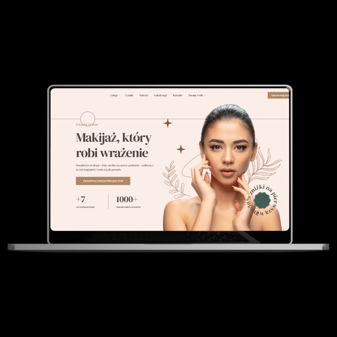 Ekran laptopa prezentujący stronę internetową studia makijażu z portretem modelki i hasłem 'Makijaż, który robi wrażenie'. Strona utrzymana w pastelowych kolorach, z elementami graficznymi roślin...