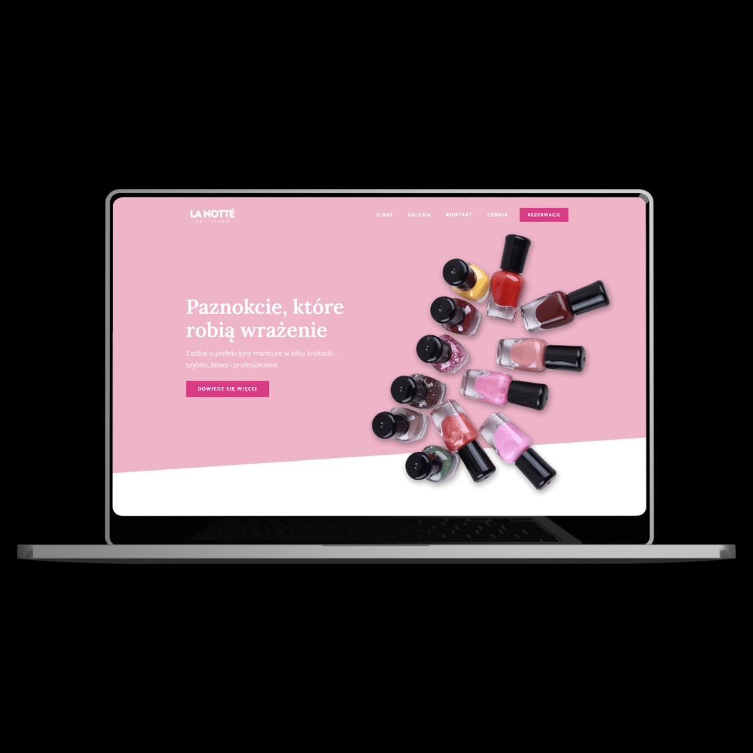 Ekran laptopa wyświetlający stronę internetową studia paznokciowego La Notte, z różowym tłem i rozrzuconymi buteleczkami lakierów w różnych kolorach. Tekst strony: 'Paznokcie, które robią wrażenie'.