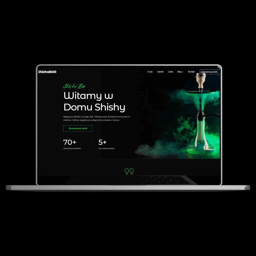 Ekran laptopa prezentujący stronę internetową Shisha Baru z motywem shishy i zielonym dymem, widoczne menu i przycisk rezerwacji stolika.