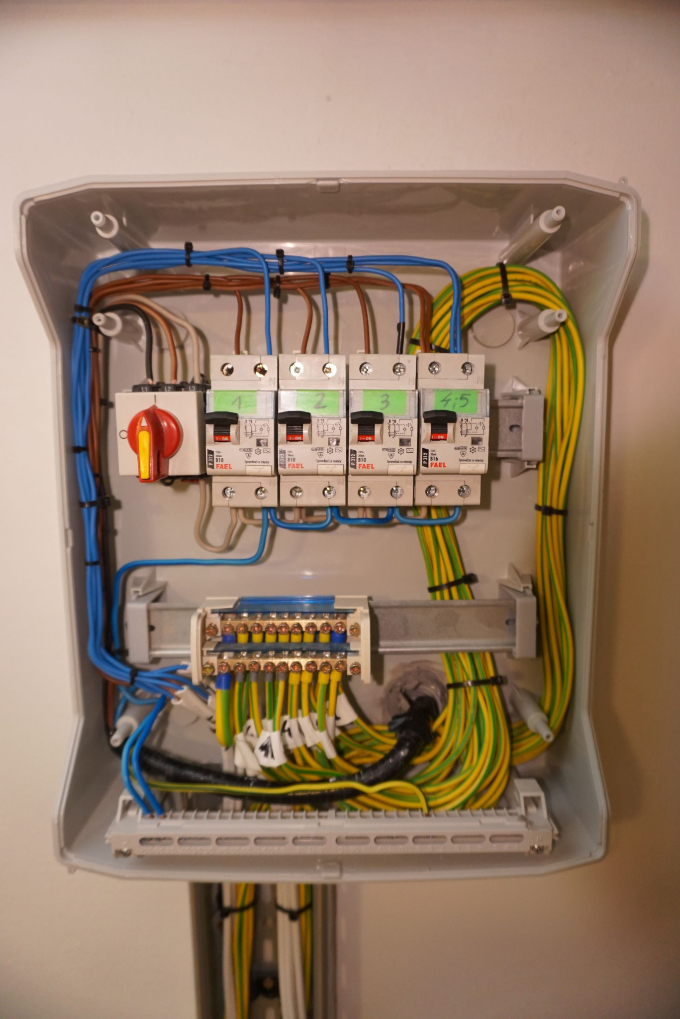 Podrozdzielnia instalacji elektrycznej w studio. Indywidualne uziemienia każdego gniazda.