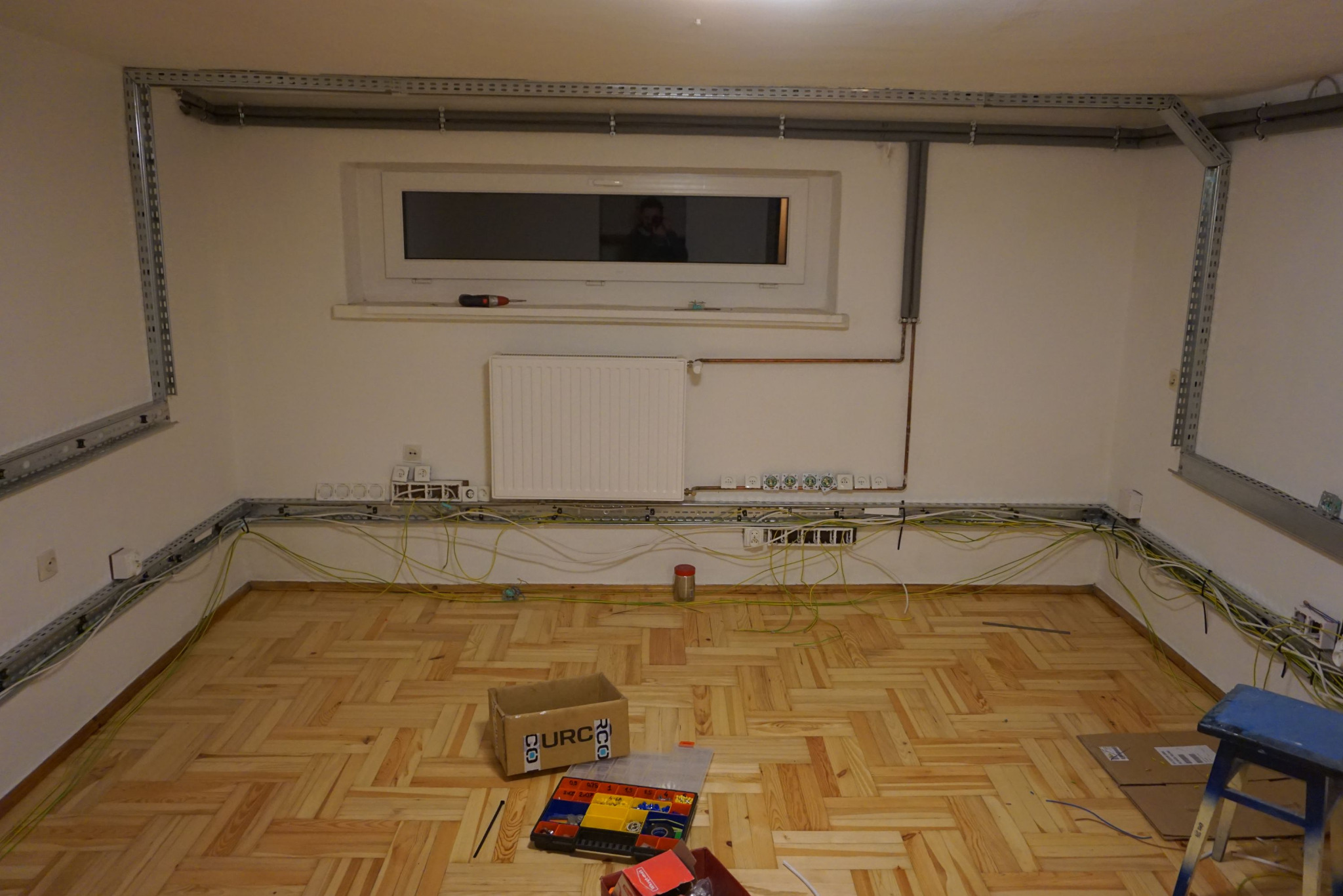 Rozprowadzenie przewodów w stalowych korytach.