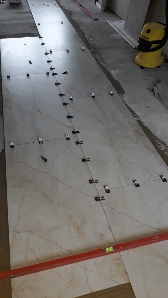 ukladanie plytki na podłodze