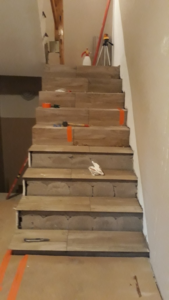 ukladanie płytki na schody