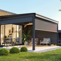 Matera to innowacyjne zadaszenie tarasowe montowane do ściany i oparte na dwóch nogach. Produkt pozwala na zadaszenie powierzchni 600 x 500 cm z możliwością wyposażenia go w oświetlenie LED oraz osłony boczne Rolety Screen Zip.