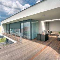 Osłony typu screen to idealne rozwiązanie dla każdego, kto ceni połączenie estetyki z praktycznością. Doskonała ochrona przed  nagrzewaniem.
Oferujemy szeroki wybór kształtów i kolorystyki skrzynek i prowadnic oraz bogatą gamę kolorystyczną tkanin