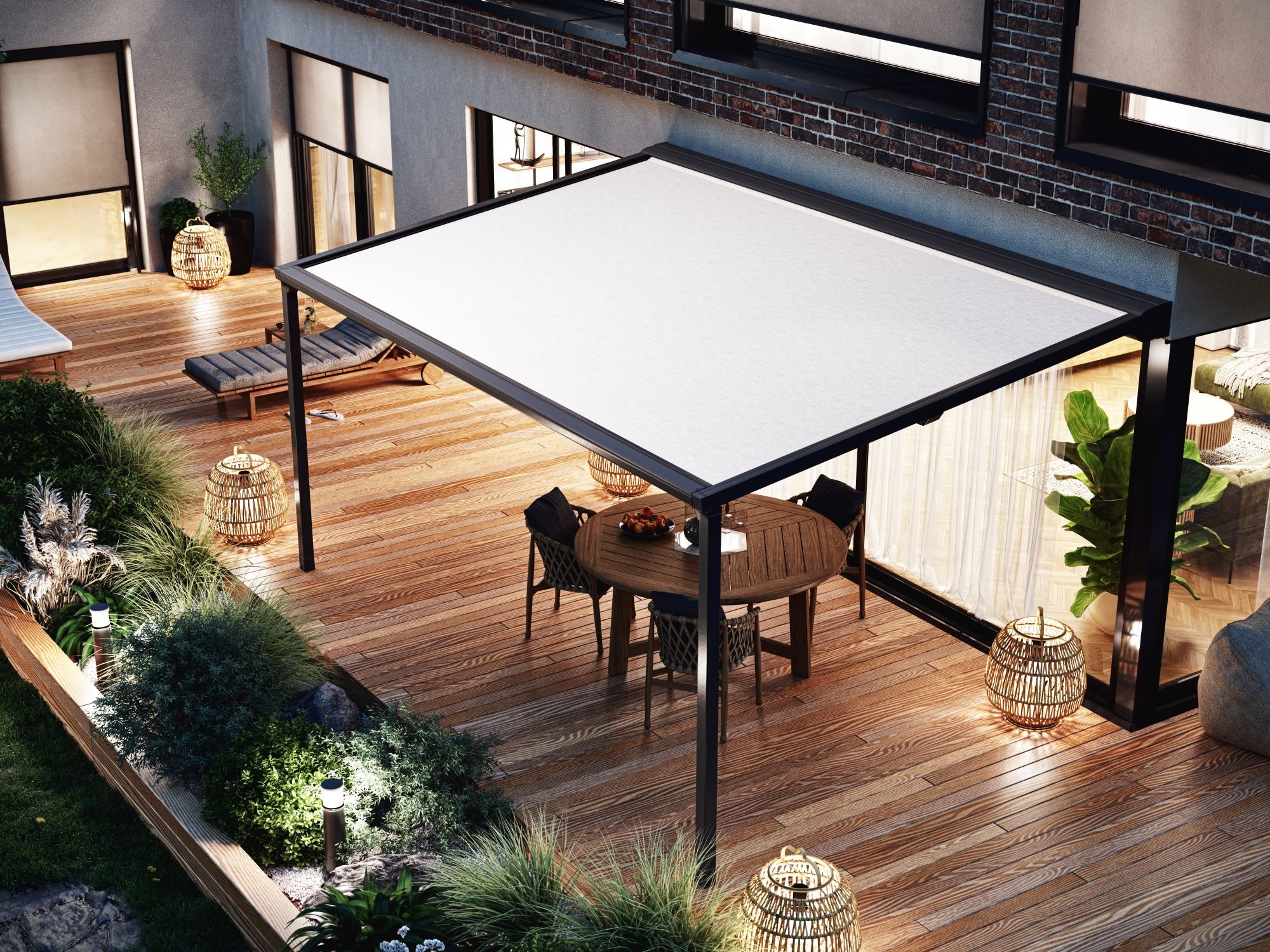 Nowoczesna pergola z białym zadaszeniem na drewnianym tarasie, oświetlona dekoracyjnymi lampionami, z widocznym zestawem mebli ogrodowych i roślinnością.