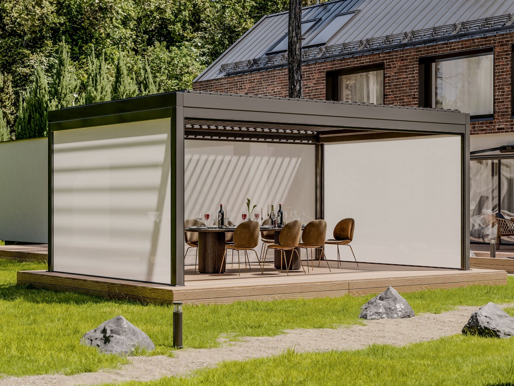 Nowoczesna pergola z metalową konstrukcją i zasłonami przeciwsłonecznymi, ustawiona na drewnianym tarasie, z elegancko nakrytym stołem na sześć osób, widok z zewnątrz na zadbany trawnik i dom z cegły.