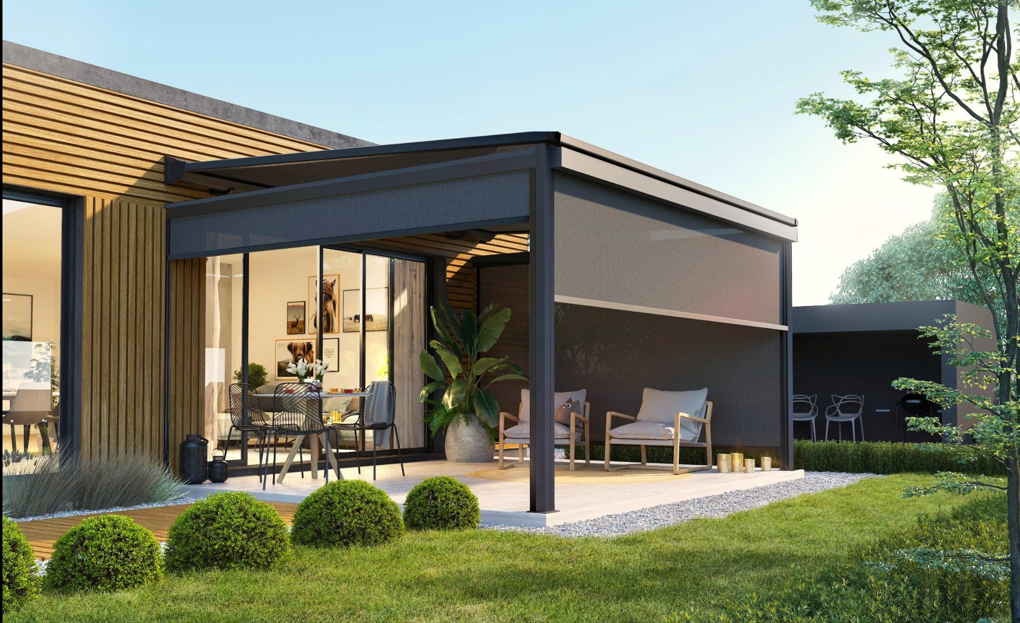 Nowoczesna pergola tarasowa z szarymi osłonami przeciwsłonecznymi, zintegrowana z budynkiem o drewnianej elewacji, widok na stół z krzesłami i rośliny doniczkowe na tarasie.