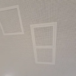 Perforowany sufit podwieszany z otworami rewizyjnymi, zamontowany w Chełmnie.