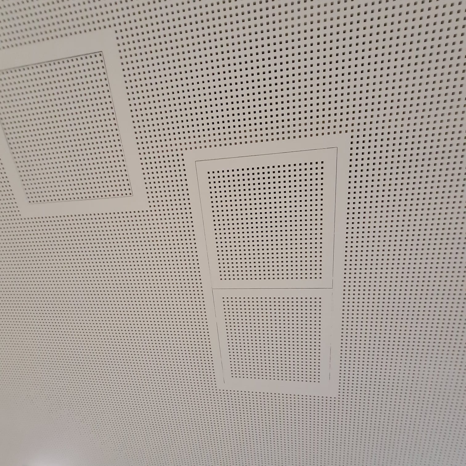 Perforowany sufit podwieszany z otworami rewizyjnymi, zamontowany w Chełmnie.