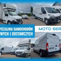 Moto Serwis - Flota białych samochodów dostawczych różnych marek, w tym Renault Master z nadbudową i Fiat Ducato, zaparkowana na żwirowym placu, prezentowana przez wypożyczalnię Moto Serwis.