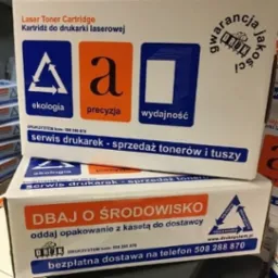 Dwa kartony z tonerami do drukarek laserowych, jeden na drugim, z hasłami 'ekologia', 'precyzja', 'wydajność' oraz informacją o serwisie drukarek i sprzedaży tonerów.