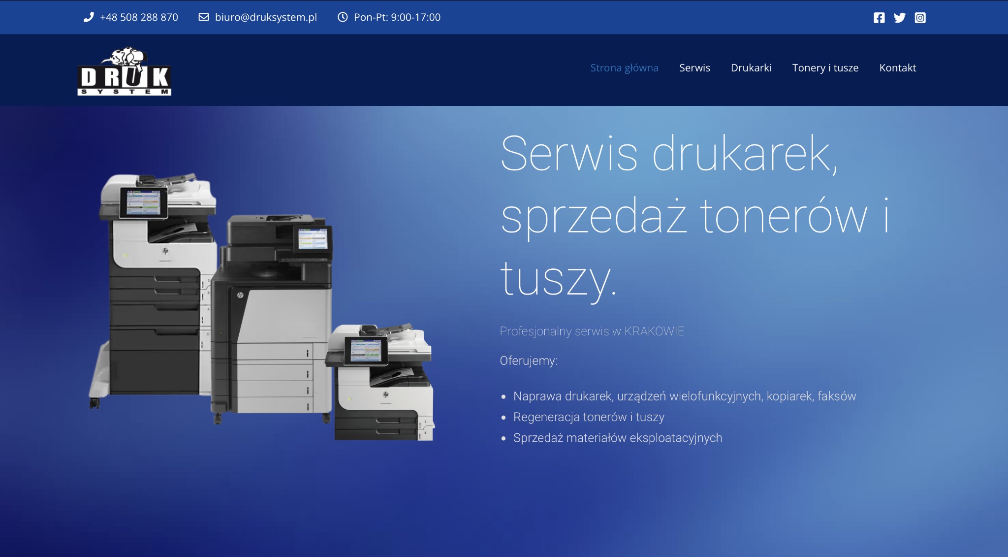 Strona internetowa firmy oferującej serwis drukarek, sprzedaż tonerów i tuszy, prezentująca trzy różne modele drukarek wielofunkcyjnych na niebieskim tle.