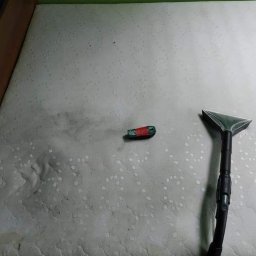 Star Gold - Czyszczenie materaca z widocznym efektem przed i po, z użyciem odkurzacza piorącego z przezroczystą ssawką i małą szczotką z czerwoną nicią.