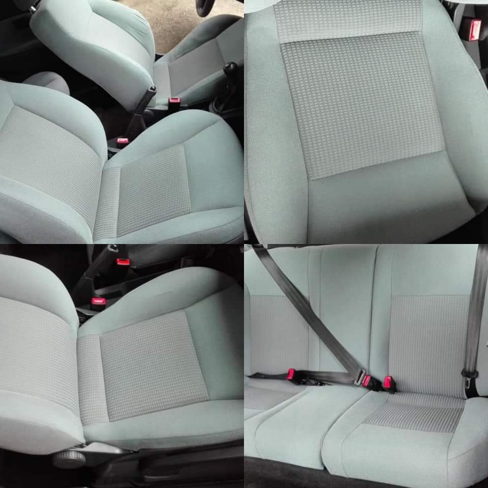 Kompozycja czterech ujęć jasnoszarej, wyczyszczonej tapicerki samochodowej z wyraźnym wzorem w kratkę, prezentująca przednie i tylne siedzenia.