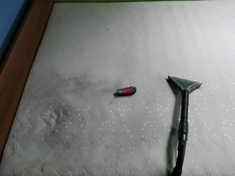 Czyszczenie materaca z widocznym efektem przed i po, z użyciem odkurzacza piorącego z przezroczystą ssawką i małą szczotką z czerwoną nicią.