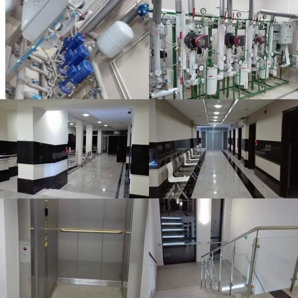 Wielopanelowe zdjęcie przedstawiające system rur i zaworów, korytarz z siedzeniami, windę i schody z metalową balustradą w budynku.