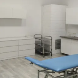 Jasne wnętrze gabinetu medycznego z błękitnym leżankiem, białymi szafkami, wózkiem na kółkach i piecem kaflowym w tle, logo Biofam w prawym górnym rogu.