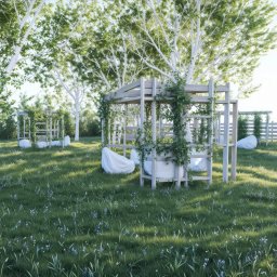 AP DESIGNERS JOANNA BATÓG - Ogród z drewnianymi konstrukcjami porośniętymi bluszczem i białymi pufami na trawie. Białe pnie drzew w tle. Słoneczny dzień.