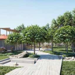 AP DESIGNERS JOANNA BATÓG - Projekt ogrodu z drewnianą ścieżką, zielonymi drzewami i elementami małej architektury, takimi jak kamienie i schody. Widoczne meble ogrodowe i parasol.