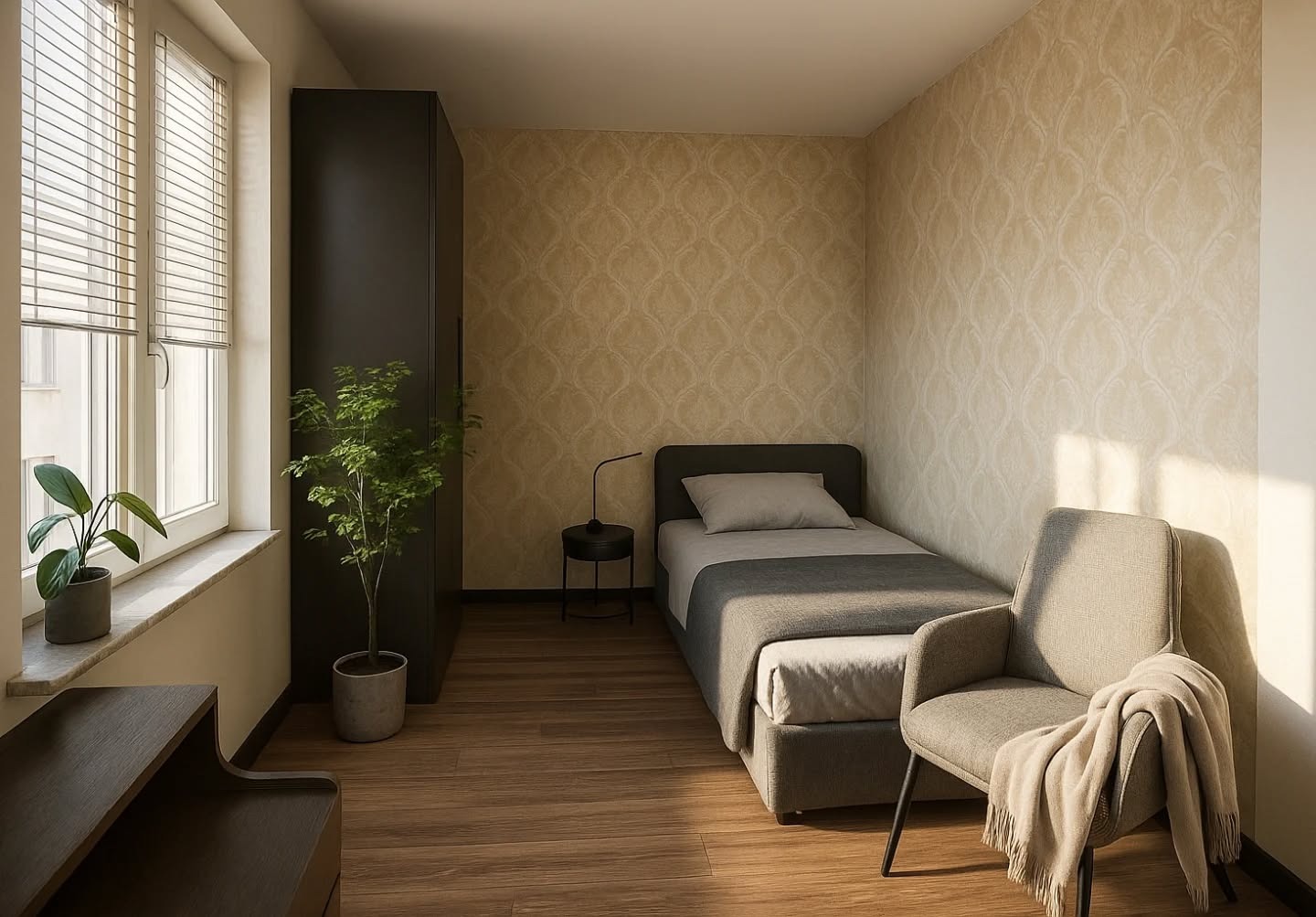Kompaktowa sypialnia z pojedynczym łóżkiem, fotel z pledem, ciemna szafa i drewniana podłoga. Ściany w beżowe wzory, roślina w doniczce przy oknie.