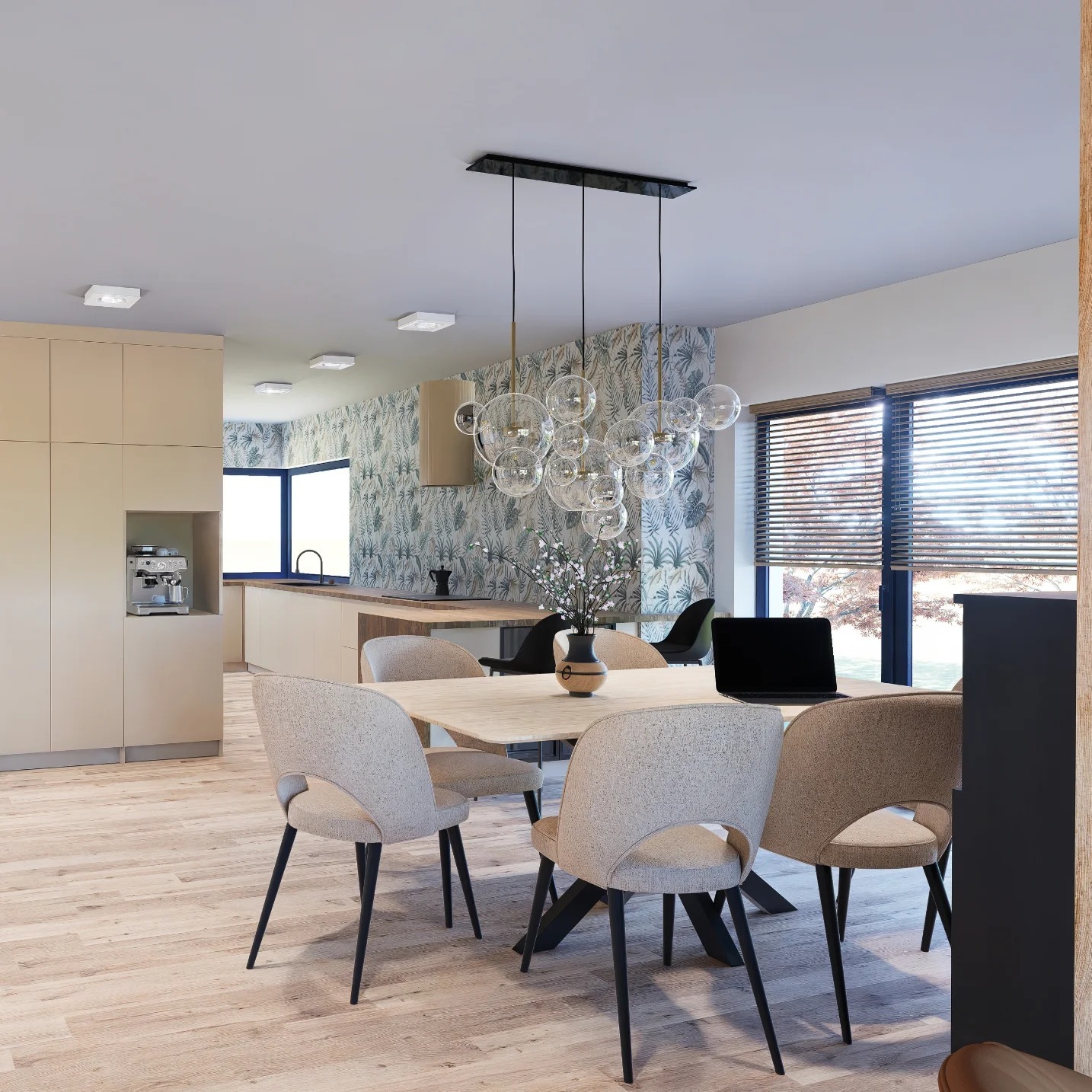 Jasna jadalnia z drewnianą podłogą i stołem otoczonym krzesłami. Nad stołem wisi nowoczesna lampa z szklanych kul, a w tle widać kuchnię z ekspresem do kawy.