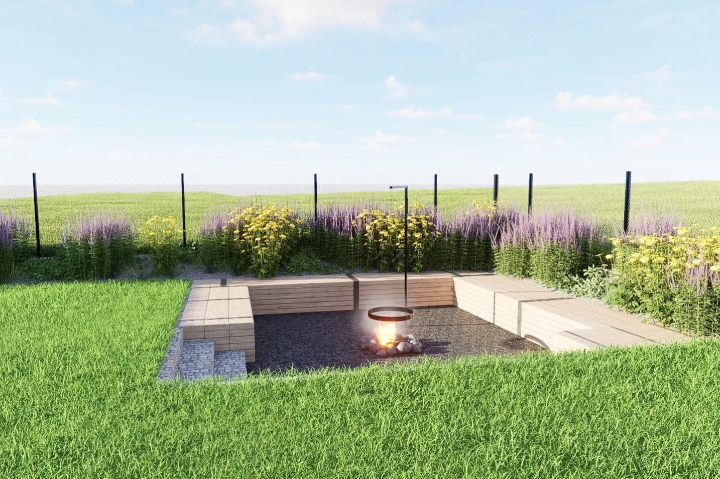 Ogród z paleniskiem otoczonym drewnianymi ławkami, ozdobnymi roślinami i trawnikiem. W tle widoczne ogrodzenie i łąka pod błękitnym niebem.